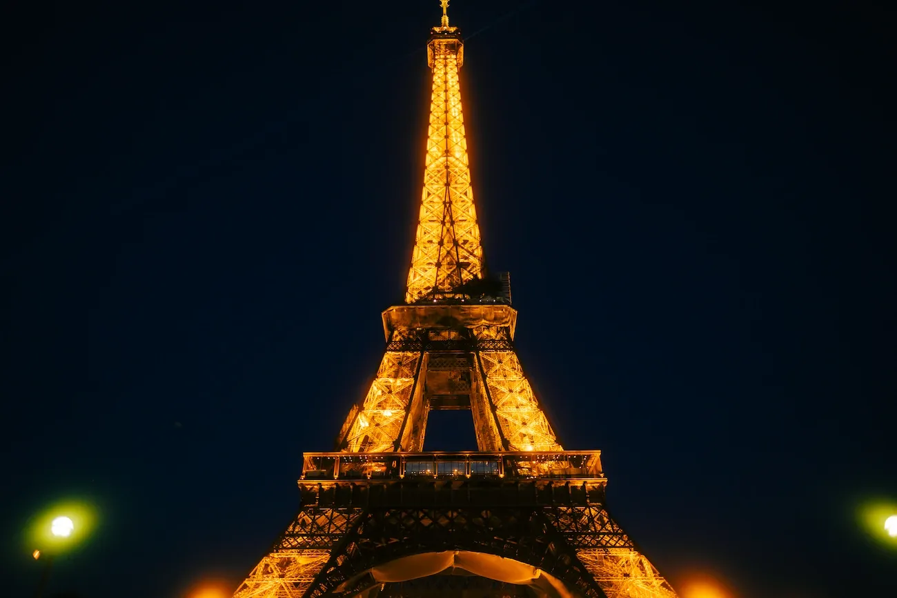 How many lights are on Eiffel Tower?